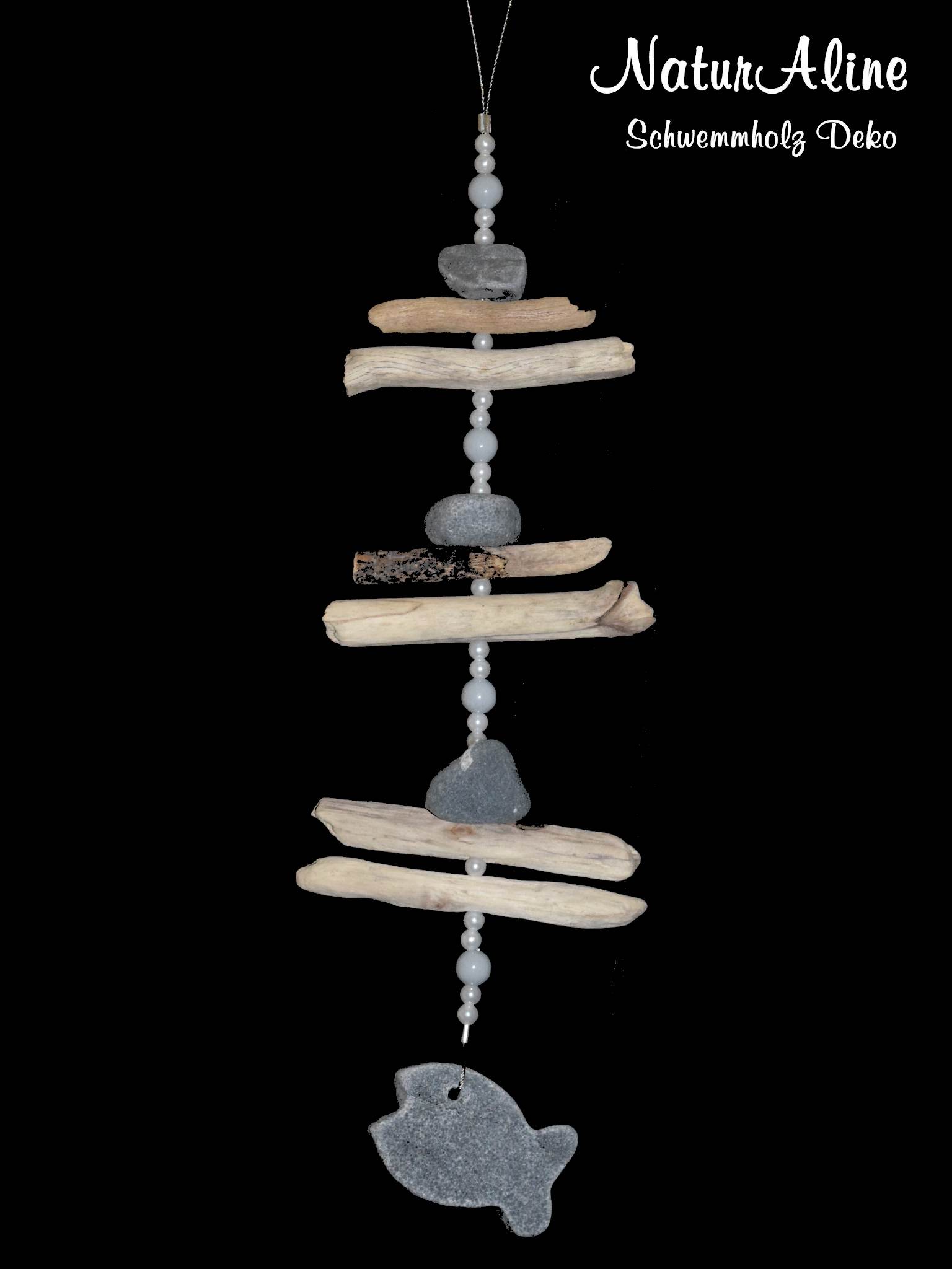 Schwemmholz Girlande Fisch mit beigen Holzstücken, grauen Steinen, Perlen und grauem Steinfisch-Anhänger vor schwarzem Hintergrund.
