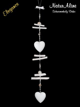 Schwemmholz Girlande Elegance in Weiss und Silber mit zwei Metallherzen und zwei geschliffenen Schneckenhäuschen.