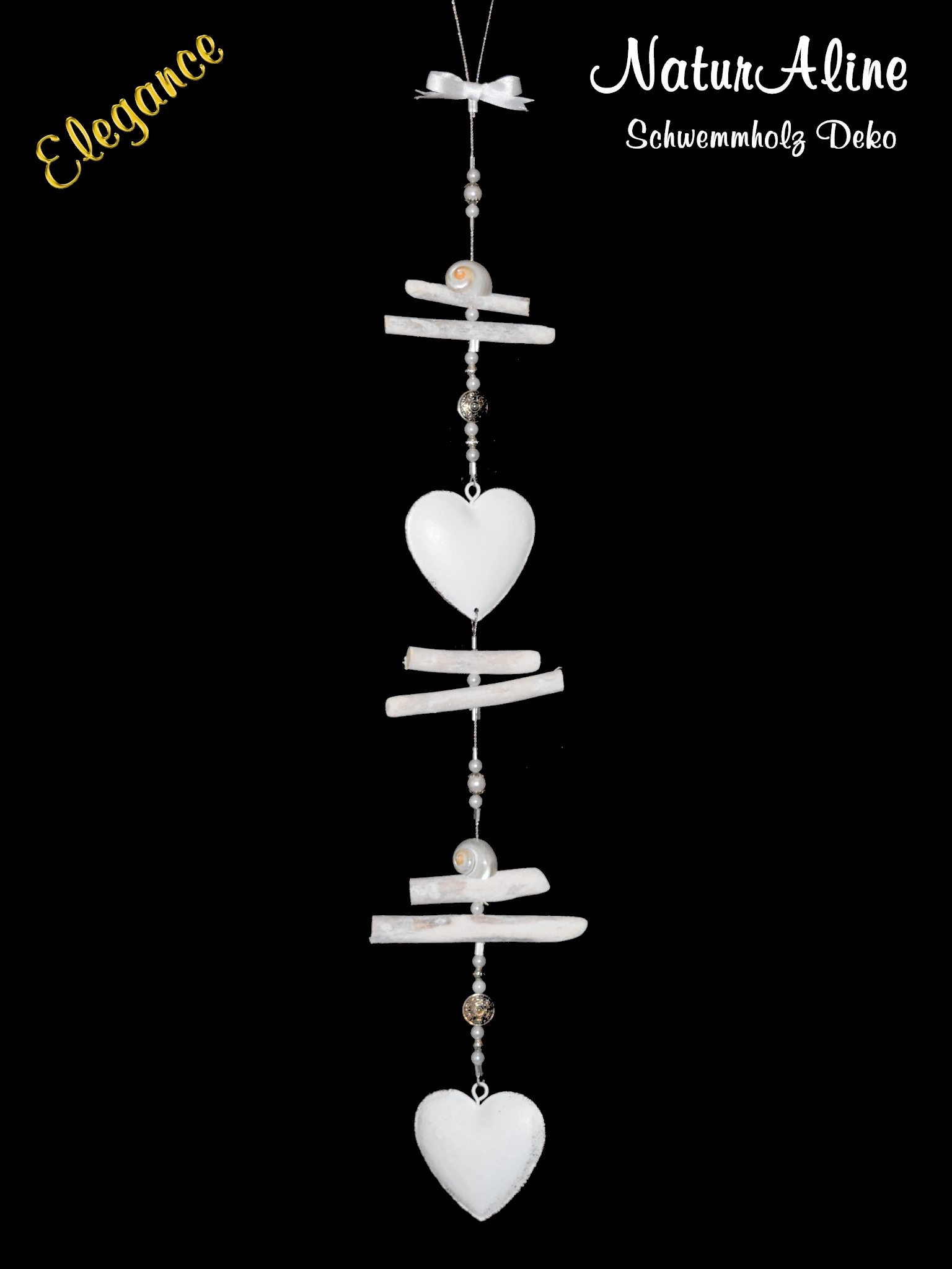Schwemmholz Girlande Elegance in Weiss und Silber mit zwei Metallherzen und zwei geschliffenen Schneckenhäuschen.