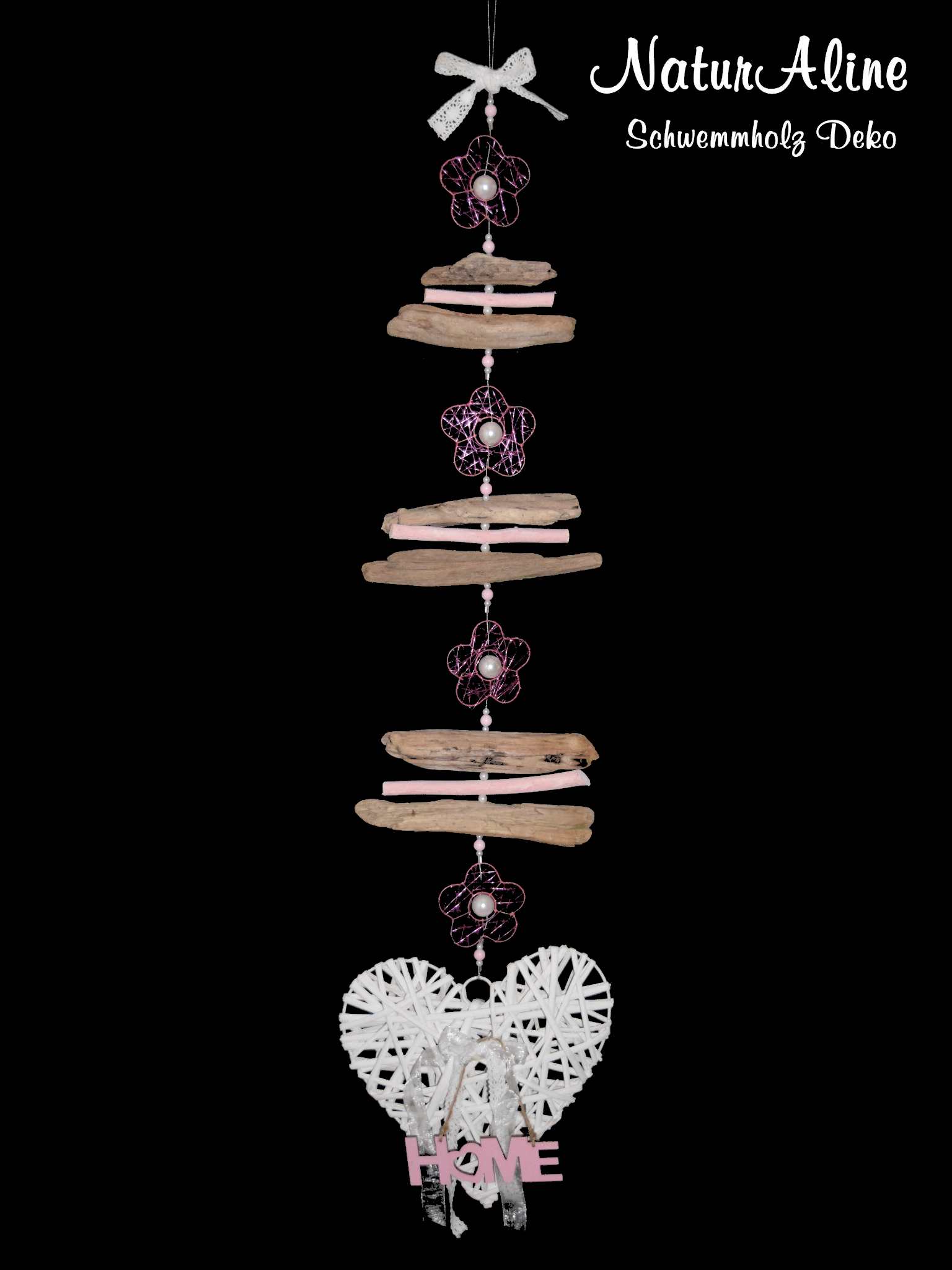 Schwemmholz Girlande Rattanherz, weiss, mit rosa HOME-Schriftzug, vier rosa Drahtblumen mit Perlen und weisser Schleife oben.