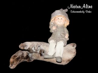 Schwemmholz mit sitzender Wichtelfigur in Grau-Beige, auf naturbelassenem hellem Schwemmholz