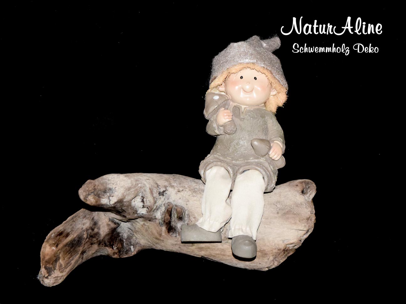 Schwemmholz mit sitzender Wichtelfigur in Grau-Beige, auf naturbelassenem hellem Schwemmholz