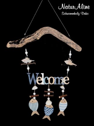 Schwemmholz Girlande mit Welcome-Schriftzug, drei Holzfischen in Blau-Beige und Muscheln auf schwarzem Hintergrund.